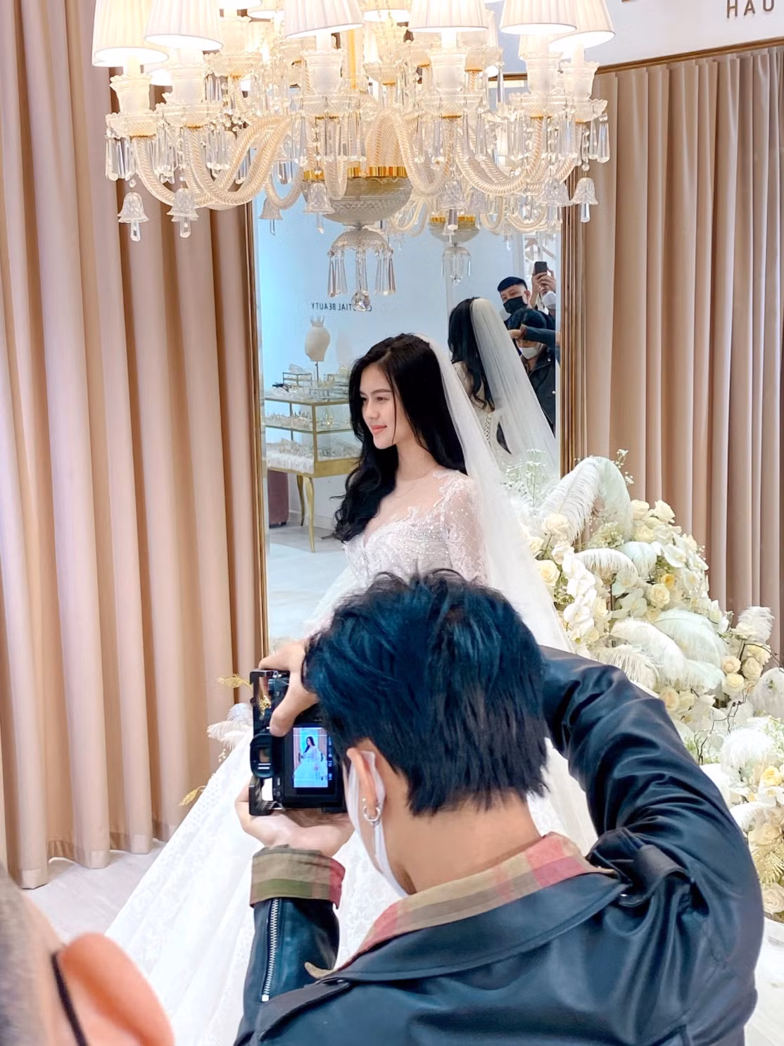 Tố Uyên rạng rỡ trong một bộ váy cưới cúp ngực, tay bồng, bó sát để khoe đường cong cơ thể đáng mơ ước cùng đôi chân dài.