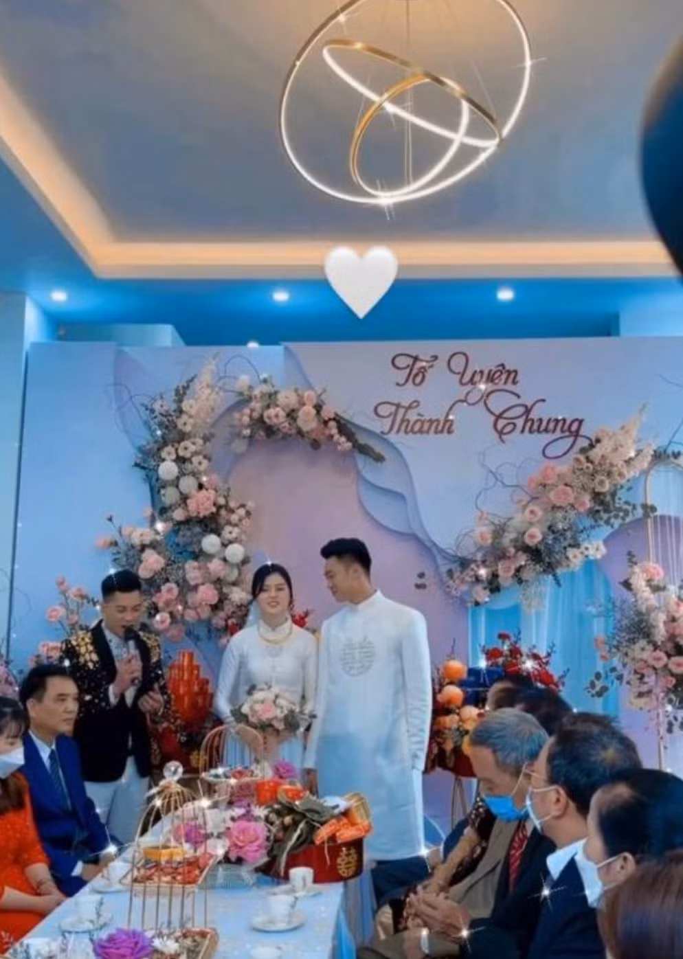Nàng WAG Ngô Tố Uyên nhanh chóng chiếm sóng và nổi bật trong mỗi khung hình vì nhan sắc xinh đẹp. Nhiều khoảnh khắc cho thấy chú rể Thành Chung liên tục ngắm nhìn vợ mình trong buỗi lễ.
