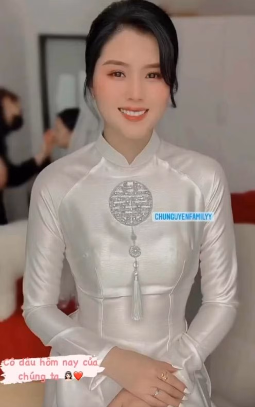 Trên MXH một số hình ảnh về lễ ăn hỏi của trung vệ đội tuyển Việt Nam đang được chia sẻ rầm rộ. Theo đó, Thành Chung diện một bộ áo dài cách tân màu trắng, còn cô dâu Tố Uyên diện áo dài trắng vô cùng xinh đẹp.