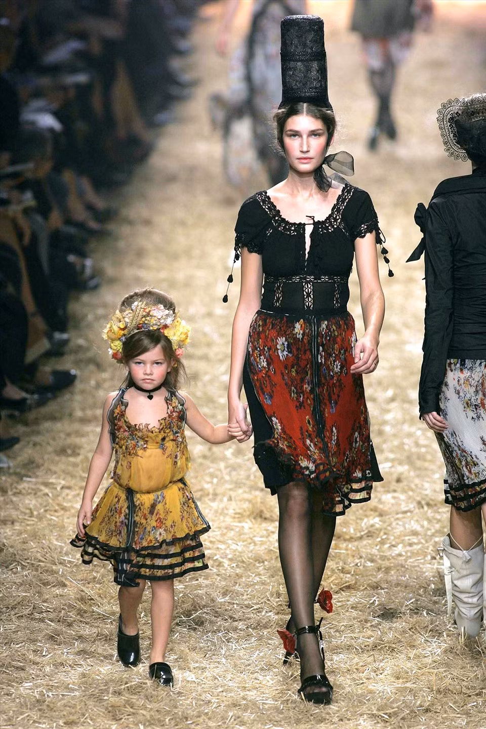 Thylane Blondeau sinh năm 2001 tại Pháp được mệnh danh là " cô bé đẹp nhất thế giới", Blondeau bắt đầu sự nghiệp người mẫu từ 4 tuổi. Khi đó, cô đã bước trên sàn diễn của thương hiệu Jean Paul Gaultier.
