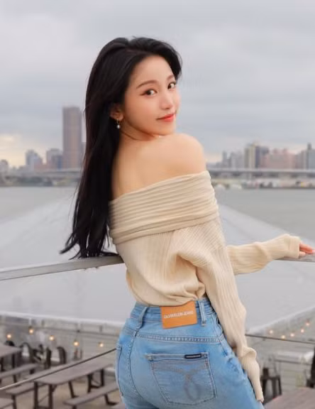 9X theo đuổi phong cách thời trang của Hàn Quốc. Không ít cư dân mạng từng nhầm cô là người Hàn bởi ngoại hình đến phong cách trang điểm, trang phục đều giống với các ulzzhang xứ kim chi.
