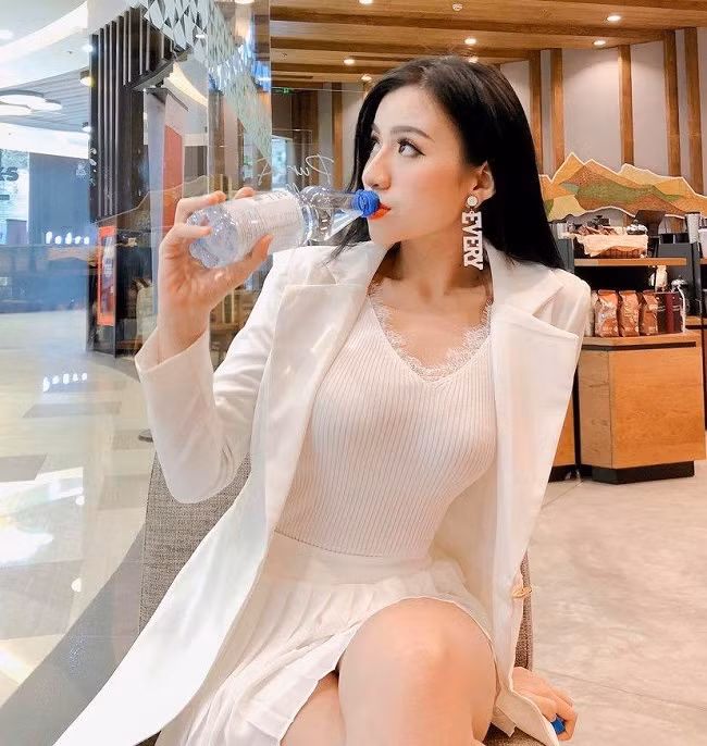 Thanh Hải nổi rần rần trên mạng xã hội ngay từ khi còn là cô nhân viên công sở. Giờ đây, khi trở thành mẫu ảnh tự do, cô nàng ngày càng xinh đẹp và gợi cảm hơn.