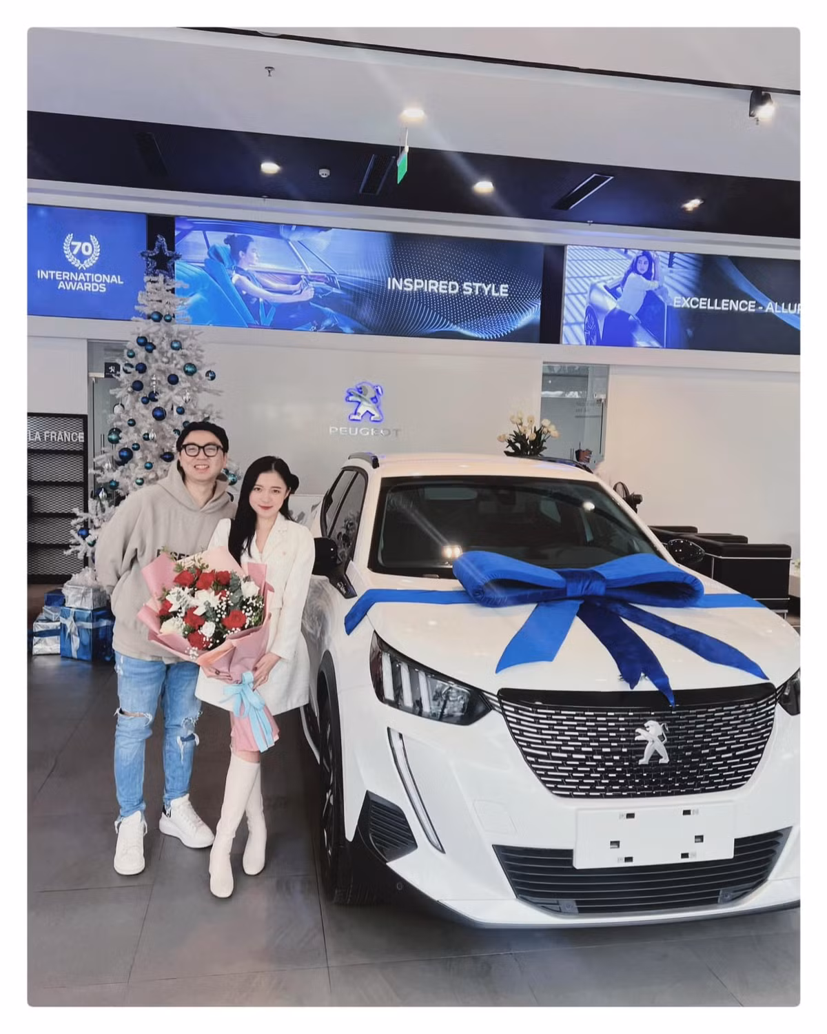 Vừa kết hôn được vài tháng, MC Phương Thảo khoe trên trang cá nhân việc vợ chồng cô mới tậu xe hạng sang. Được biết, chiếc xe thuộc thương hiệu Peugeot, có giá trị khoảng 800 triệu đồng.