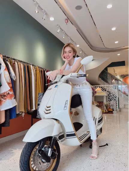 Mới đây, Trang Nemo gây chú ý trên MXH khi khoe tấm ảnh chụp cùng chiếc Vespa 946 Christian Dior có giá trị gần 1 tỷ đồng.