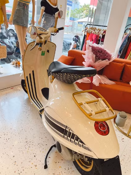 Mặc dù đã ra mắt thế giới từ tháng 6/2020, nhưng phải đến bây giờ Vespa 946 Christian Dior mới về Việt Nam với số lượng giới hạn sau khi thương hiệu Ý nhận đặt hàng từ đầu năm 2021.