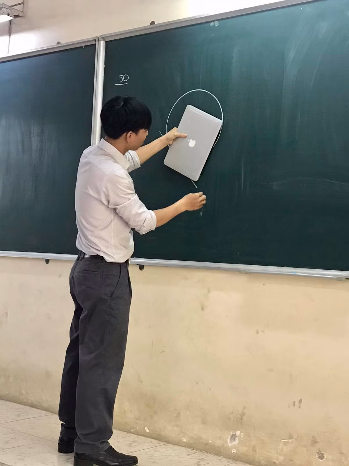 Màn chữa cháy bá đạo của thầy giáo khi quên dụng cụ dạy học.