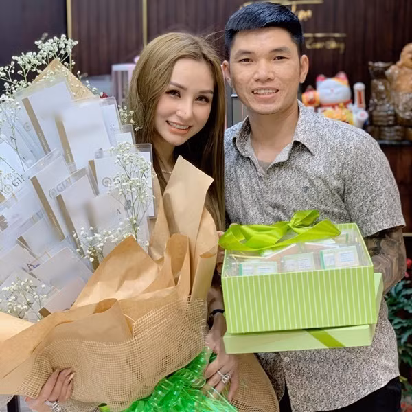 Trên trang cá nhân, nàng hot girl cũng đã đăng tải dòng chia sẻ bày tỏ cảm xúc cùng những bức ảnh khoe món quà đắt đỏ, hạnh phúc bên người bạn đời.