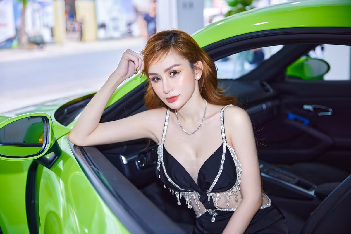 Mỗi lần xuất hiện cô đều khiến dân tình trầm trồ vì phong cách ăn mặc sành điệu, nóng bỏng kể cả khi đang mang bầu em bé thứ 3.