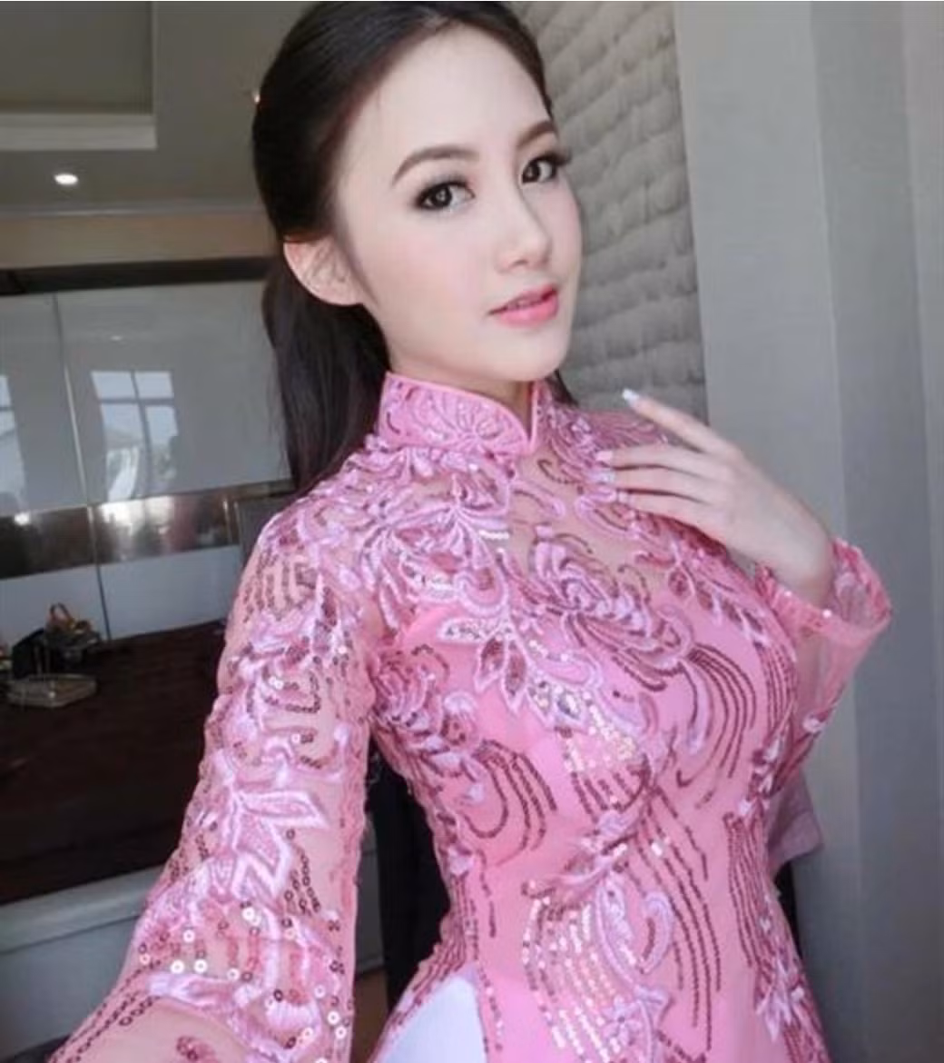 Thực chất, bố mẹ Chichi đều là người Việt Nam, nhưng cô bạn từng sống và học tại trường Quốc tế ở Lào.