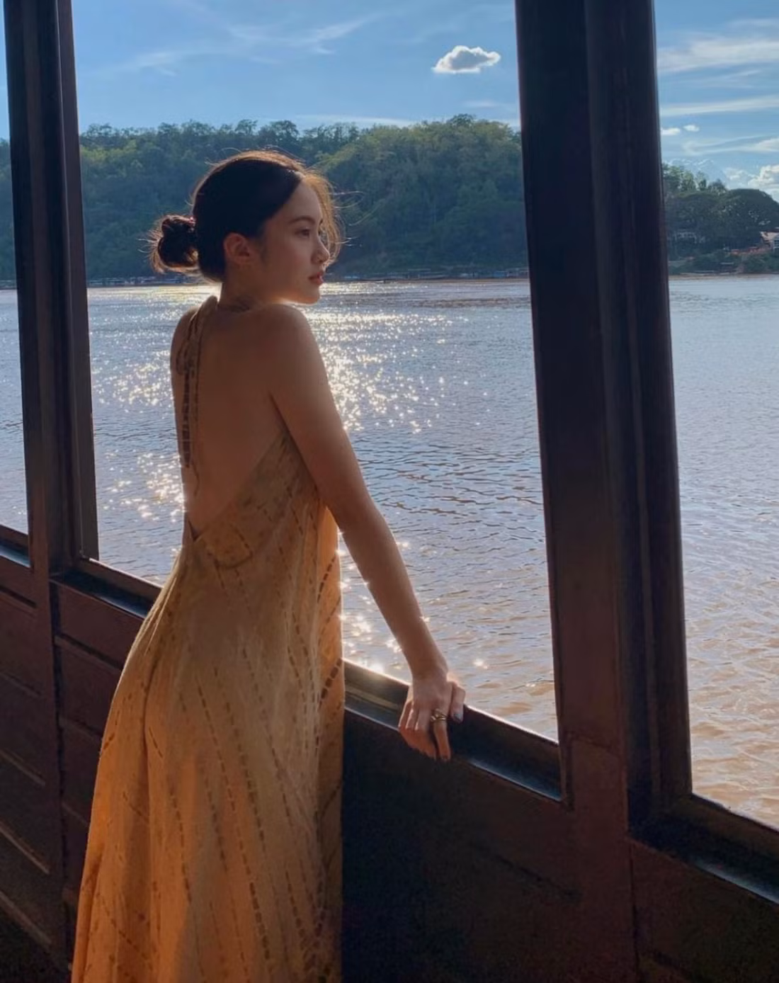Instagram của "bà hoàng" giờ đây ngập tràn đồ hiệu, xe sang và những lần check-in xa xỉ ở khắp mọi nơi.