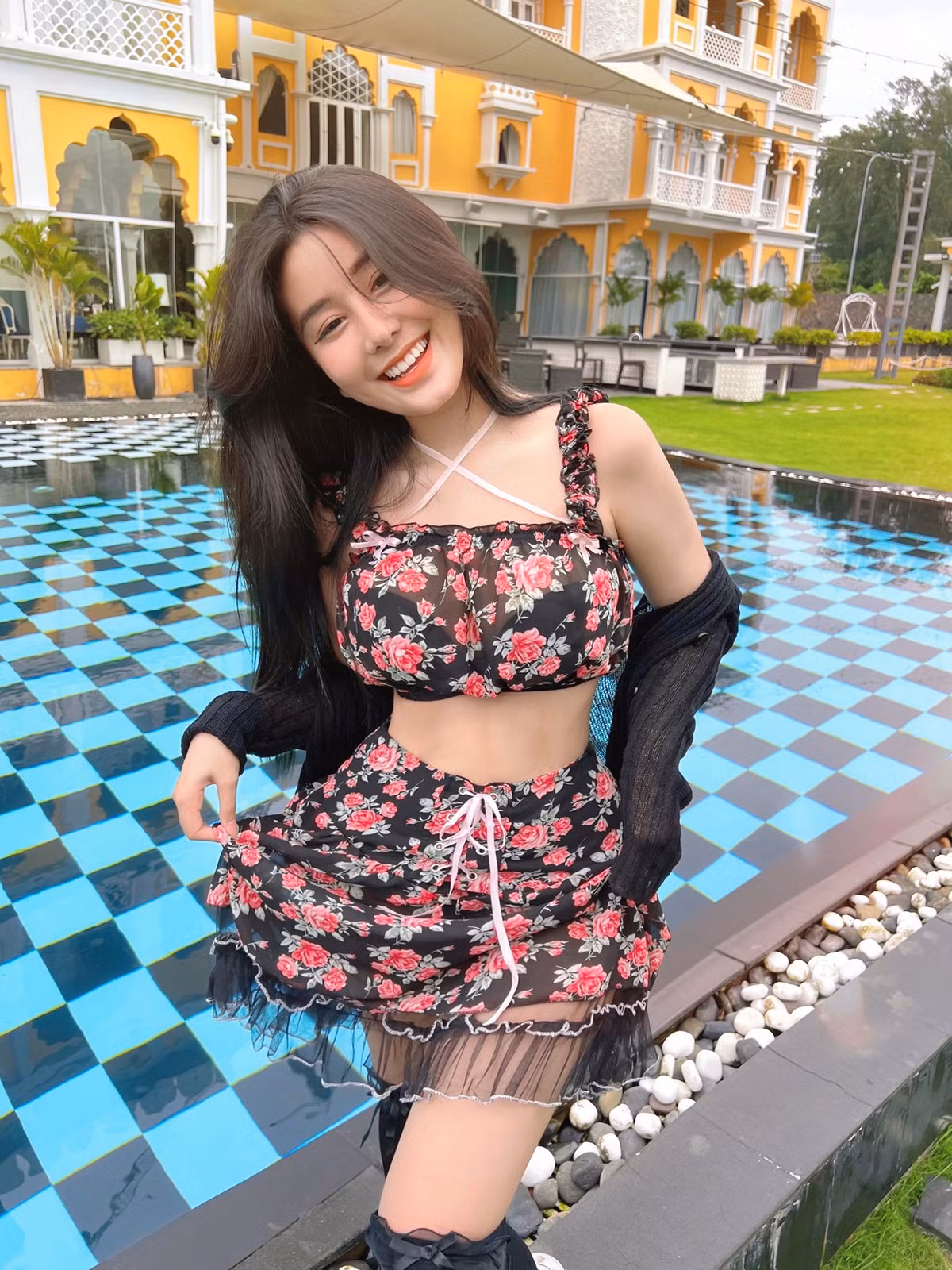 Mỗi lần đăng tải trên trang cá nhân, Võ Ngọc Trân làm cư dân mạng trầm trồ với thân hình nóng bỏng, vòng nào ra vòng nấy.