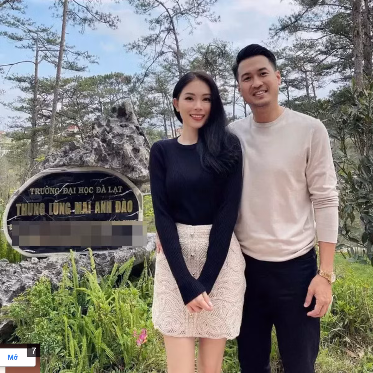 Ở phần bình luận của bài đăng, rất nhiều người tò mò về danh tính của cô gái kia. Bởi đây là lần hiếm hoi Phillip Nguyễn show ảnh tình tứ với một người phụ nữ không phải hot girl Linh Rin.