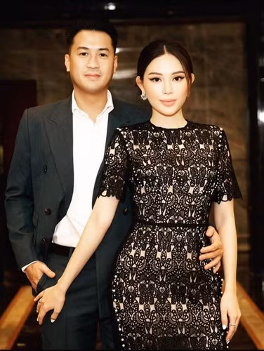 Không những vậy, cô nàng còn rất chăm đăng ảnh tình tứ với bạn trai, có nhiều hành động thể hiện việc "đánh dấu chủ quyền".
