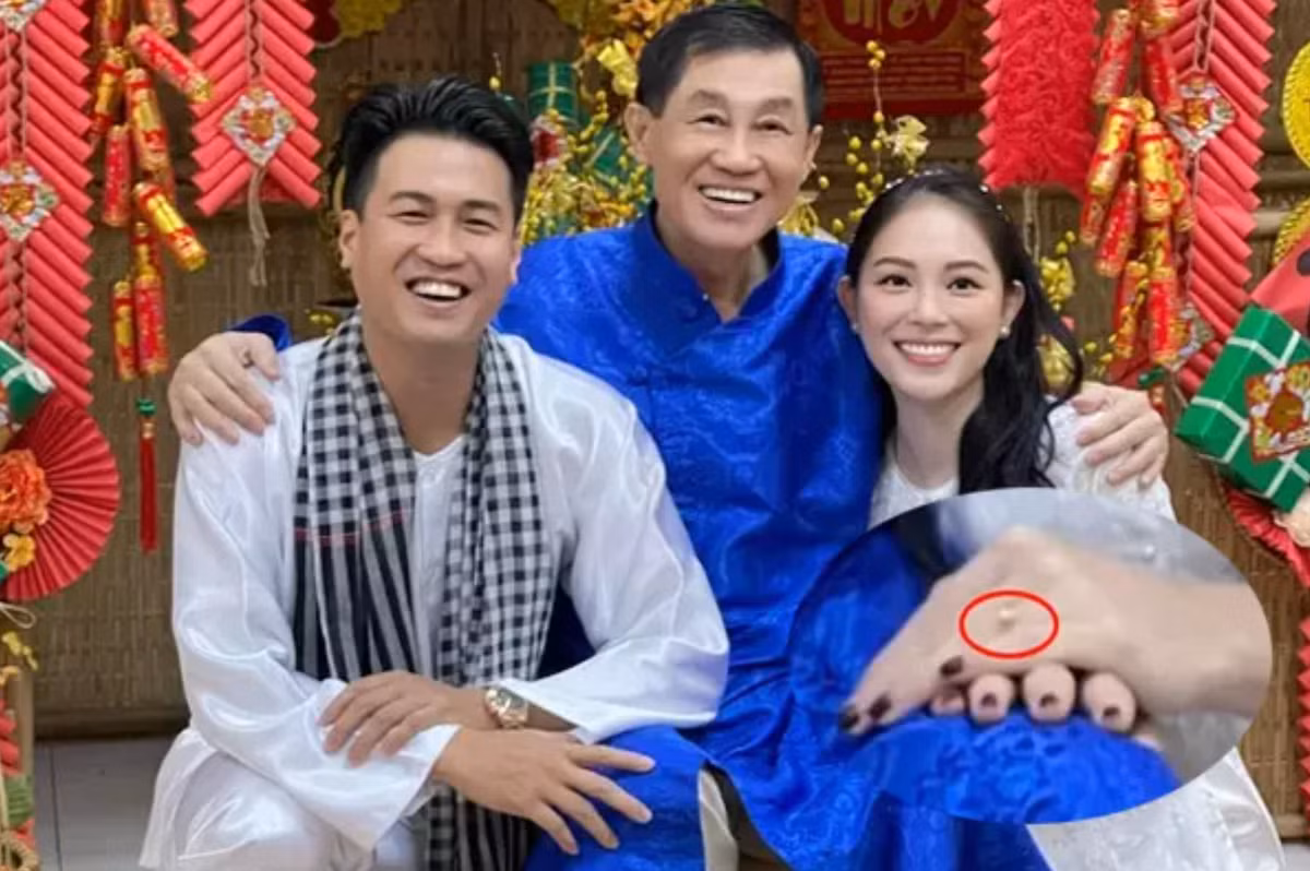Đặc biệt gần đây netizen còn chỉ ra loạt bằng chứng chuyện đôi trẻ sắp về chung nhà. Gần nhất là việc ngón áp út của nàng hot girl đeo một chiếc nhẫn vàng trắng khi chụp ảnh cùng bạn trai và bố chồng tương lai - tỷ phú Johnathan Hạnh Nguyễn.