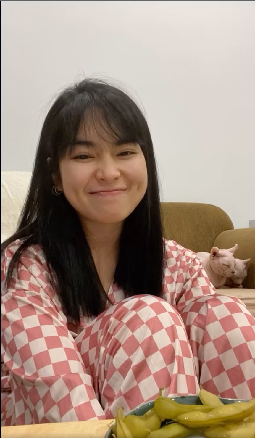 Bên cạnh đó, nàng hot girl cũng chia sẻ thêm về tình trạng sức khỏe hiện tại của bản thân. Cô cho biết bản thân vẫn khỏe, vẫn rất vui vẻ. "Mọi người không nên lo lắng, tranh cãi, không phải làm quá mọi chuyện lên đâu. Vì Vân rất bình thường. Vì F0 ai cũng bị rồi hoặc trước sau gì cũng bị".