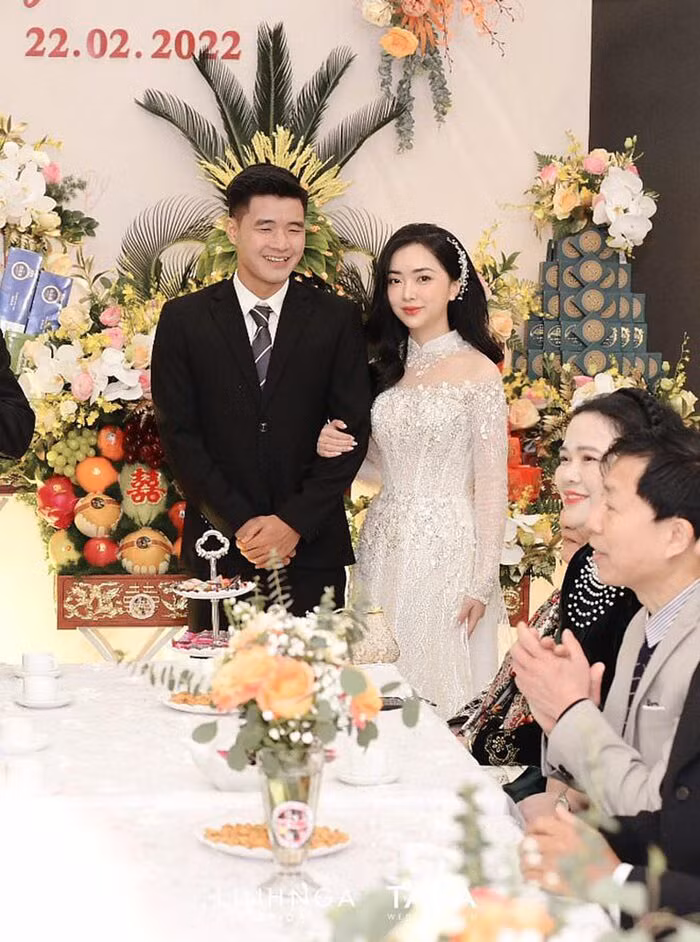 Cặp đôi rộ tin đồn yêu đương vào năm 2018, với hình ảnh mặc đồ đôi nắm tay nhau trên phố.