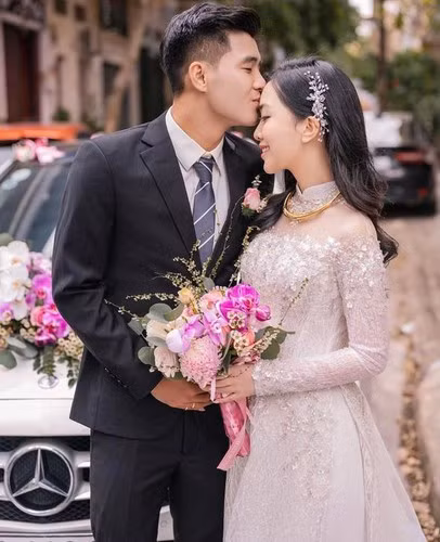 Vào cuối tháng 2 vừa qua, Hà Đức Chinh và bạn gái Mai Hà Trang đã chính thức nên duyên vợ chồng.