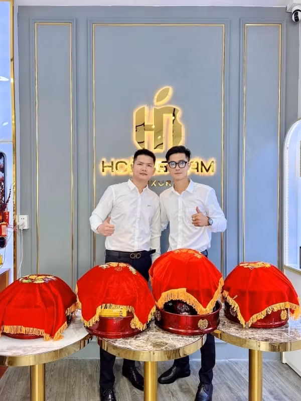 H.D từng làm chủ một cửa hàng về điện thoại dù tuổi đời còn rất trẻ. Bên cạnh đó, anh chàng cũng từng mua nhiều hàng hiệu để tự thưởng cho bản thân mình.