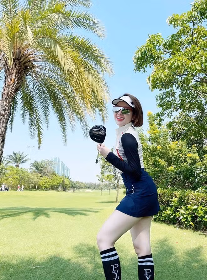 Gái xinh xứ Thanh thậm chí còn làm hẳn một sân tập mini tại nhà để thỏa mãn đam mê trong mùa dịch.