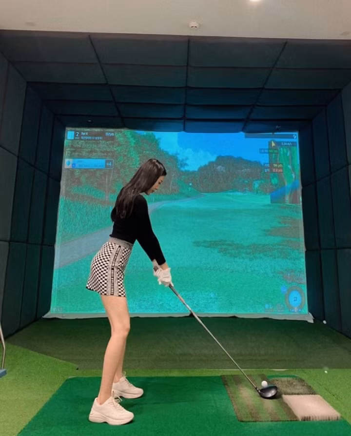 Vũ Ngọc Châm cũng là member của hội mê đánh golf. Cô nàng không ra sân mà tập đánh golf giả lập trong nhà.