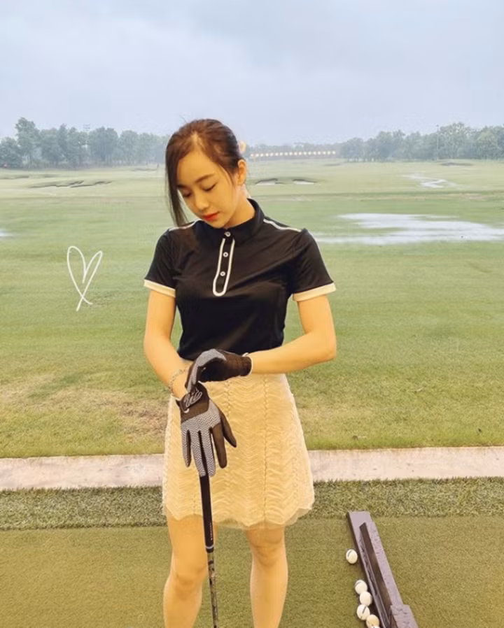 Theo nhận xét của nhiều người, Nhã Tiên khá nổi bật nhờ làn da trắng và thân hình nuột nà không tì vết trong trang phục chơi golf.