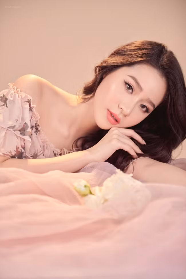 Người đẹp Hà Nội nổi bật với gương mặt xinh đẹp, vóc dáng chuẩn.