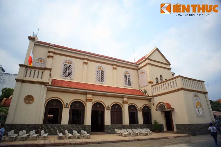 Nhà thờ Chí Hòa cũng có mối liên hệ khá đặc biệt với nhà thờ Huyện Sỹ được ông Lê Phát Đạt cho xây dựng sau này.