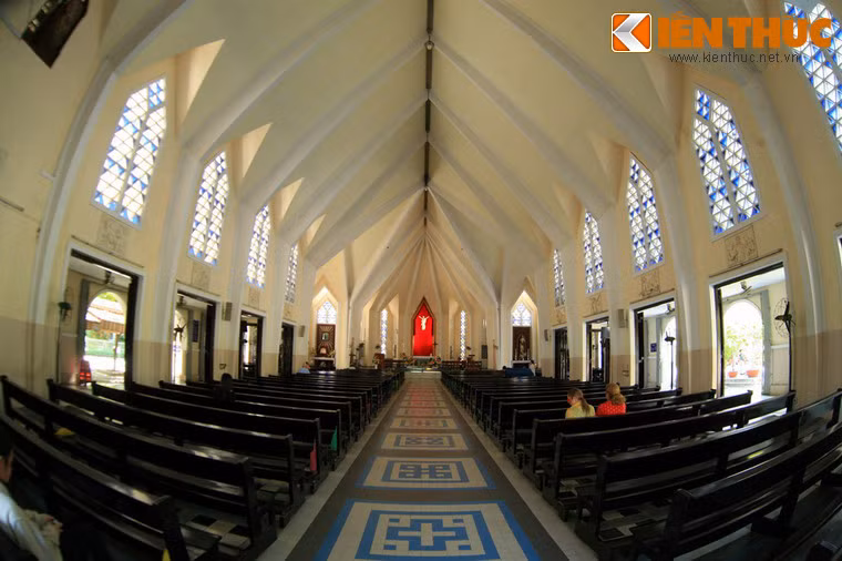 Không gian bên trong thánh đường của nhà thờ rất thoáng đãng vì không có những hàng cột nặng nề cản góc nhìn.