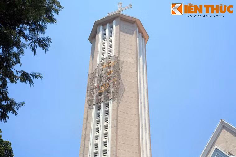 Cận cảnh tháp chuông nhà thờ.