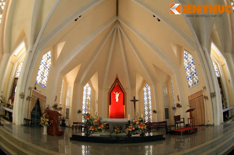 Cung thánh nhà thờ Dòng Chúa Cứu Thế Sài Gòn đơn giản nhưng vẫn toát lên sự trang nghiêm...