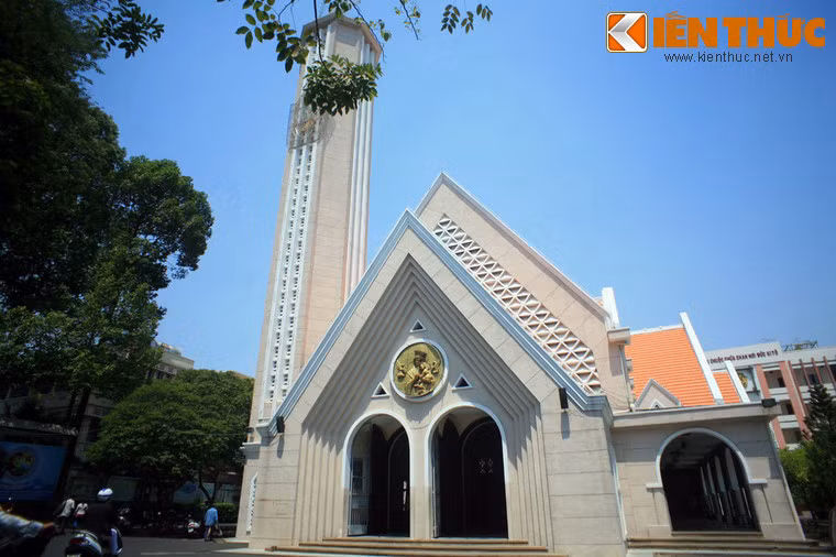 Nhà thờ được xây dựng vào thời kỳ thuộc Pháp, nằm trong một khuôn viên rộng rãi với nhiều cây xanh.