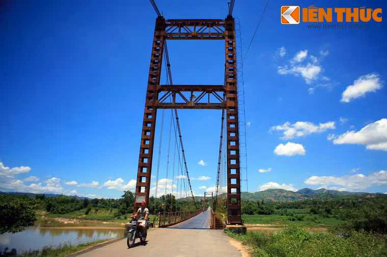 Cầu có chiều dài 292m, rộng 4,5m, xây dựng vào ngày 3/2/1993 và hoàn thành ngày 1/5/1994.
