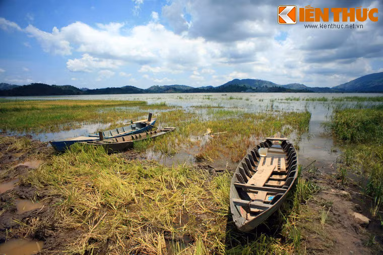 Sau khi thần lửa chiến thắng, buôn làng của những người M'nông chìm trong một cuộc đại hạn chưa từng có, kéo dài nhiều năm, người chết khô thây đầy đường, tiếng kêu gào ai oán dậy trời.