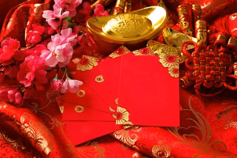 Trong dịp Tết Nguyên Đán, người dân sẽ có một kỳ nghỉ dài. Dân chúng sẽ dọn sạch nhà cửa và trang trí với màu đỏ nhằm đem lại may mắn. Đây là dịp tri ân tổ tiên và các bậc tiền bối cũng như thăm hỏi người thân, họ hàng quan trọng nhất trong năm. Từ thế kỷ thứ 10 có thêm tục đốt pháo nổ, điều được cho là sẽ xua đuổi các loại tà ma.