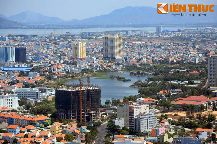 Hồ Bàu Sen là hồ lớn nhất thành phố Vũng Tàu, tọa lạc ngay giữa trung tâm thành phố. Xa xa là vịnh Gành Rái.