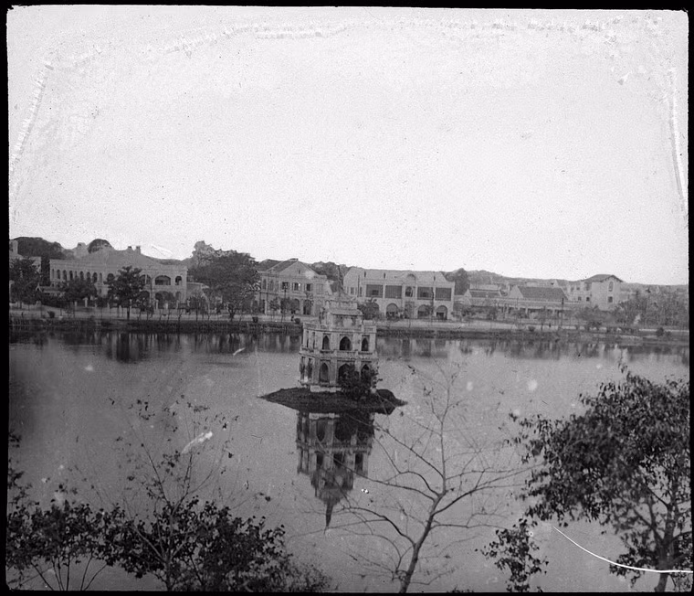 Tháp rùa ở hồ Hoàn Kiếm, Hà Nội năm 1908.