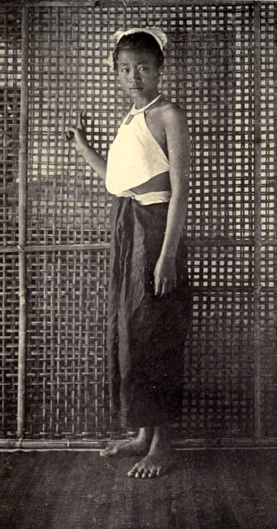 Thôn nữ áo yếm An Nam. Hỉnh ảnh do bà Gabrielle Maud Vassal (1880-1959) thực hiện trong thời gian sinh sống tại Việt Nam năm 1904-1907 cùng chồng là bác sĩ quân y Pháp Joseph Jean Vassal.