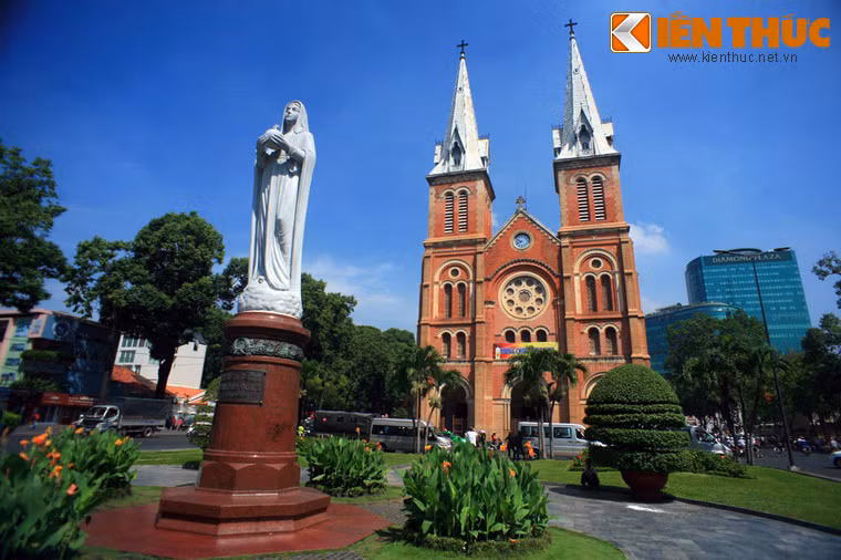 Trên vườn hoa trước nhà thờ, năm 1903, người Pháp cho dựng tượng đồng Pigneau de Béhaine (còn gọi là Giám mục Bá Đa Lộc) dẫn hoàng tử Cảnh (con vua Gia Long). Năm 1945, tượng này bị chính phủ Trần Trọng Kim phá bỏ, nhưng cái bệ đài bằng đá hoa cương đỏ thì vẫn còn tồn tại.