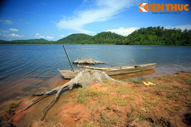 Hồ rộng khoảng 200 ha, sâu khoảng 15m, ba mặt hồ được các núi Chư Keh và Chư Mar thuộc dãy Chư Minh bao bọc, tạo nên cảnh quan thiên nhiên thơ mộng.