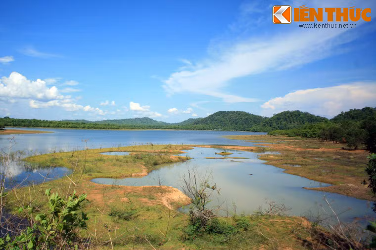 Theo lời kể của người dân tộc Ê Đê trong vùng, ngày xưa khu vực lòng hồ là một thung lũng đầy voi và cá sấu.