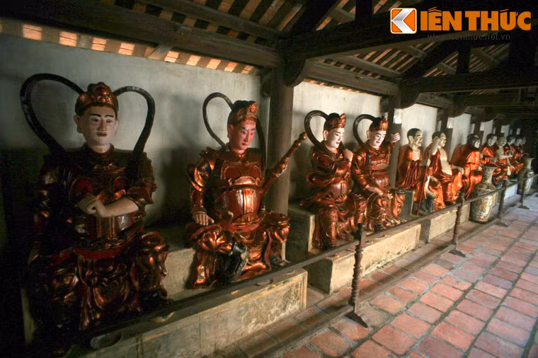 Tiếp đến là tượng Bát Bộ Kim Cương, sau đó là 18 pho "Thập Bát La Hán", 18 vị được tạo tác trong tư thế ngồi rất sinh động, rất đời thường. Nét độc đáo của tượng "Thập Bát La Hán" không phải chỉ ở sự khéo léo trong cách tạo tác mà còn ở cảm xúc nội tâm được biểu hiện qua từng khuôn mặt buồn, vui, trầm tư... mỗi người một vẻ...