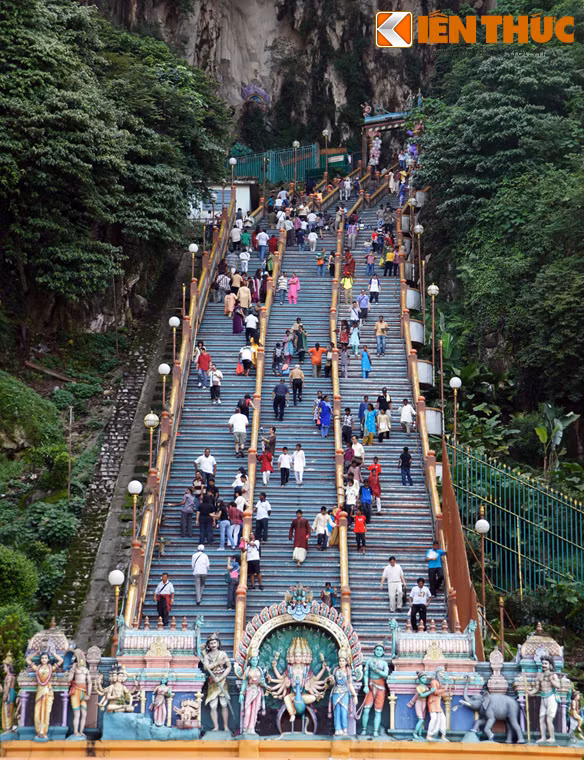 Để lên thăm động chính ở độ cao 100m, du khách phải vượt qua 272 bậc thang.
