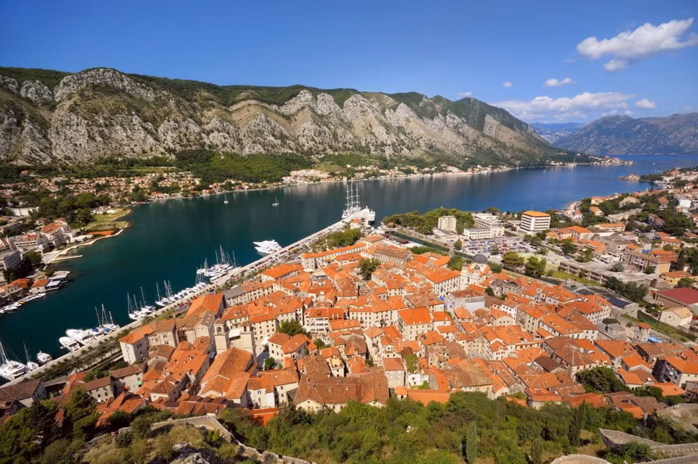 Không chỉ ấn tượng về kiến trúc, Kotor còn tọa lạc giữa cảnh quan thiên nhiên tuyệt vời của vịnh Kotor với những vách đá vôi dựng đứng soi bóng xuống mặt biển xanh.