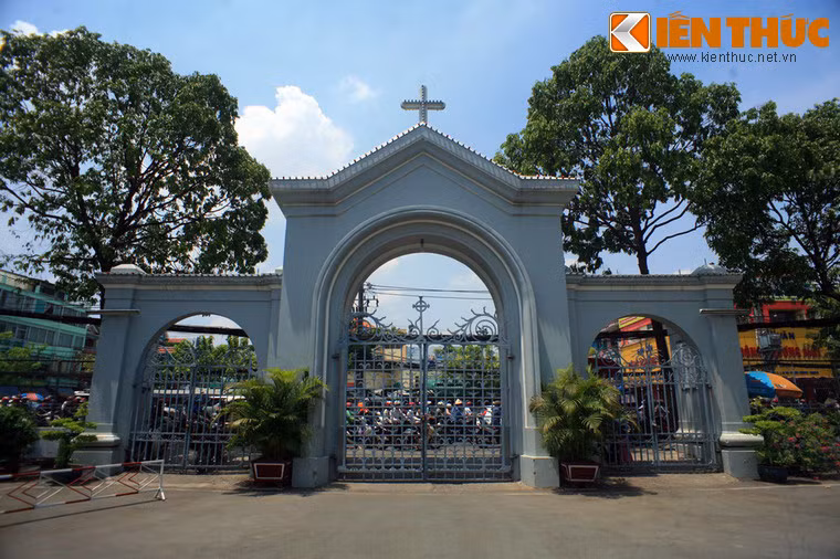 Cổng nhà thờ.