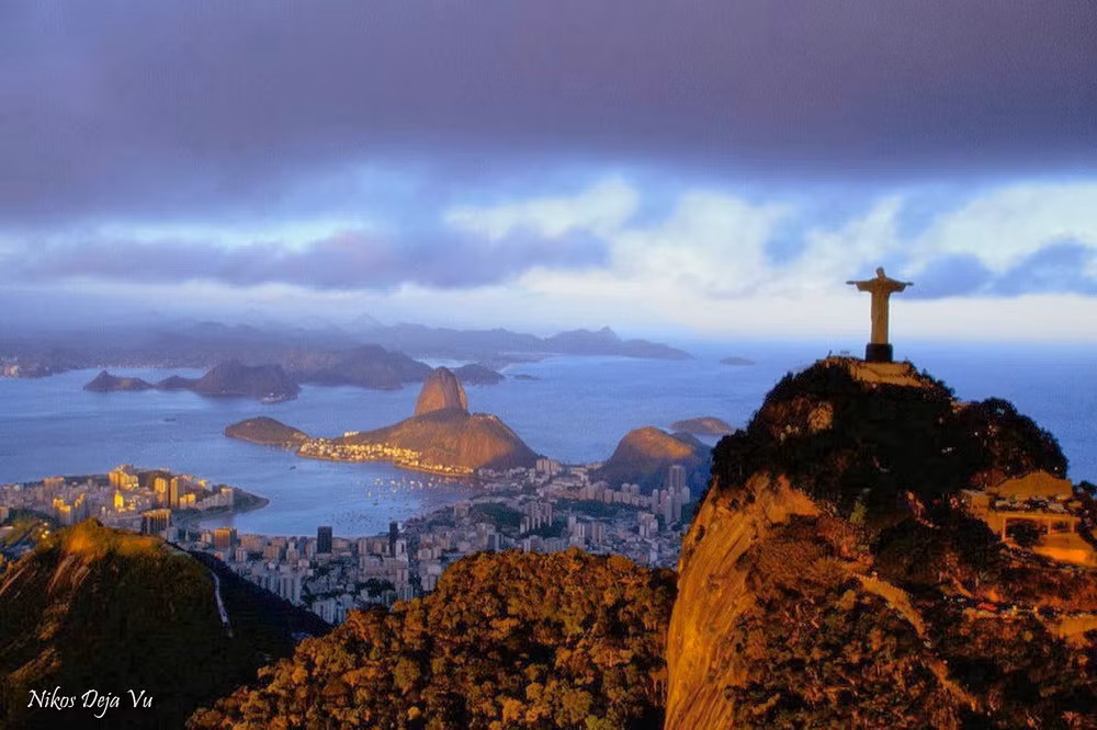 Tượng Chúa Jesus ở Rio de Janeiro, một kỳ quan nổi tiếng thế giới.
