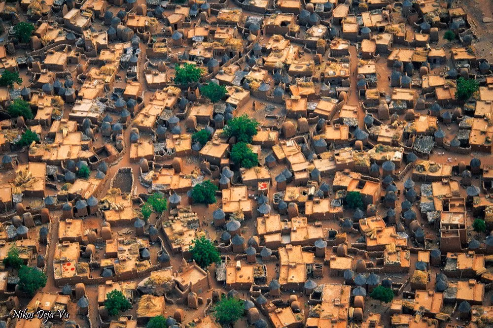 Cận cảnh những ngôi nhà bằng bùn đất ở ngôi làng của người Dogon gần Bandiagara, Mali.