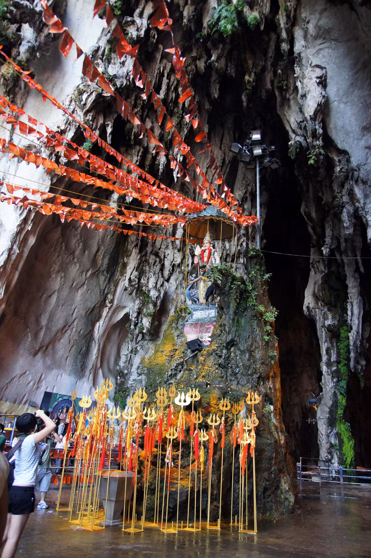 Hệ thống động Batu ở Malaysia gồm 3 hang động lớn, nhiều hang nhỏ nằm rải rác trên các rẻo núi đá vôi.