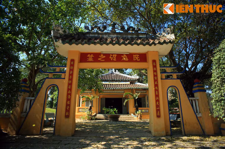 Sau chính điện có một khu nhà tưởng niệm, nơi lưu giữ những hiện vật về cuộc đời, sự nghiệp cụ Đồ Chiểu.