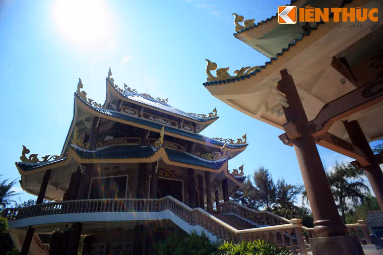Chính điện là một công trình kiến trúc bề thế, không gian có hình khối lăng trụ với ba tầng lợp ngói âm dương xanh, mái dốc, đầu vút cong lên, dáng cứng cỏi nhưng thanh thoát.