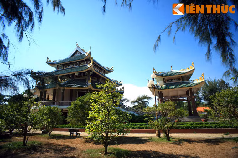 Các công trình của khu di tích được bố trí hài hòa trong một không gian xanh với những khoảng sân vườn rộng trồng nhiều loại cây cảnh, đem lại cảm giác thư thái cho người thăm viếng.